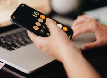 DL Aiuti e Crediti di Imposta per imprese. SGR Luce e Gas ha aiutato le aziende proprie clienti fornendo loro i dati necessari a ottenere il credito fiscale